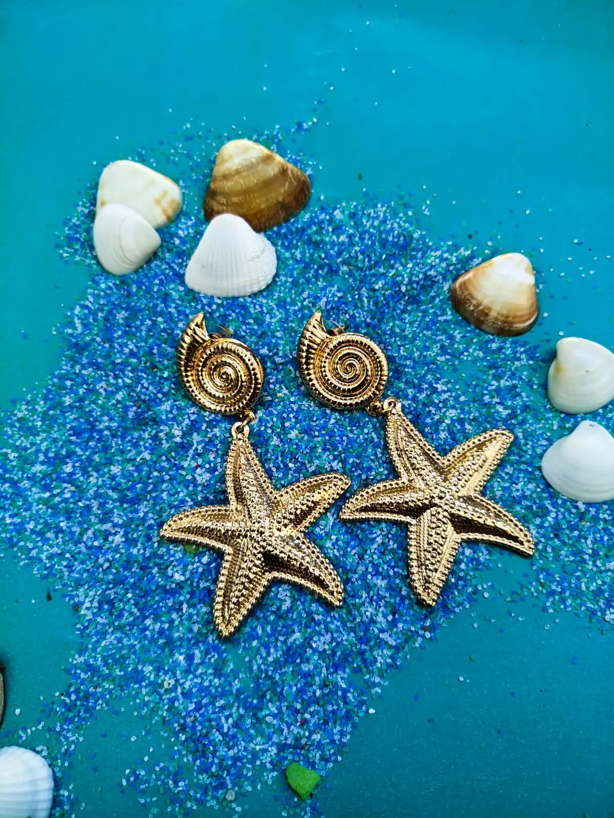 Um toque de verão em cada movimento!
Com design delicado e tropical, nossos brincos são perfeitos para iluminar seu visual. Do nascer ao pôr do sol, eles acompanham seus momentos mais leves e cheios de cor. ⭐🌞